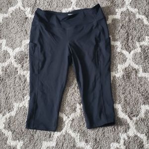 Cropped length active leggings with side pockets